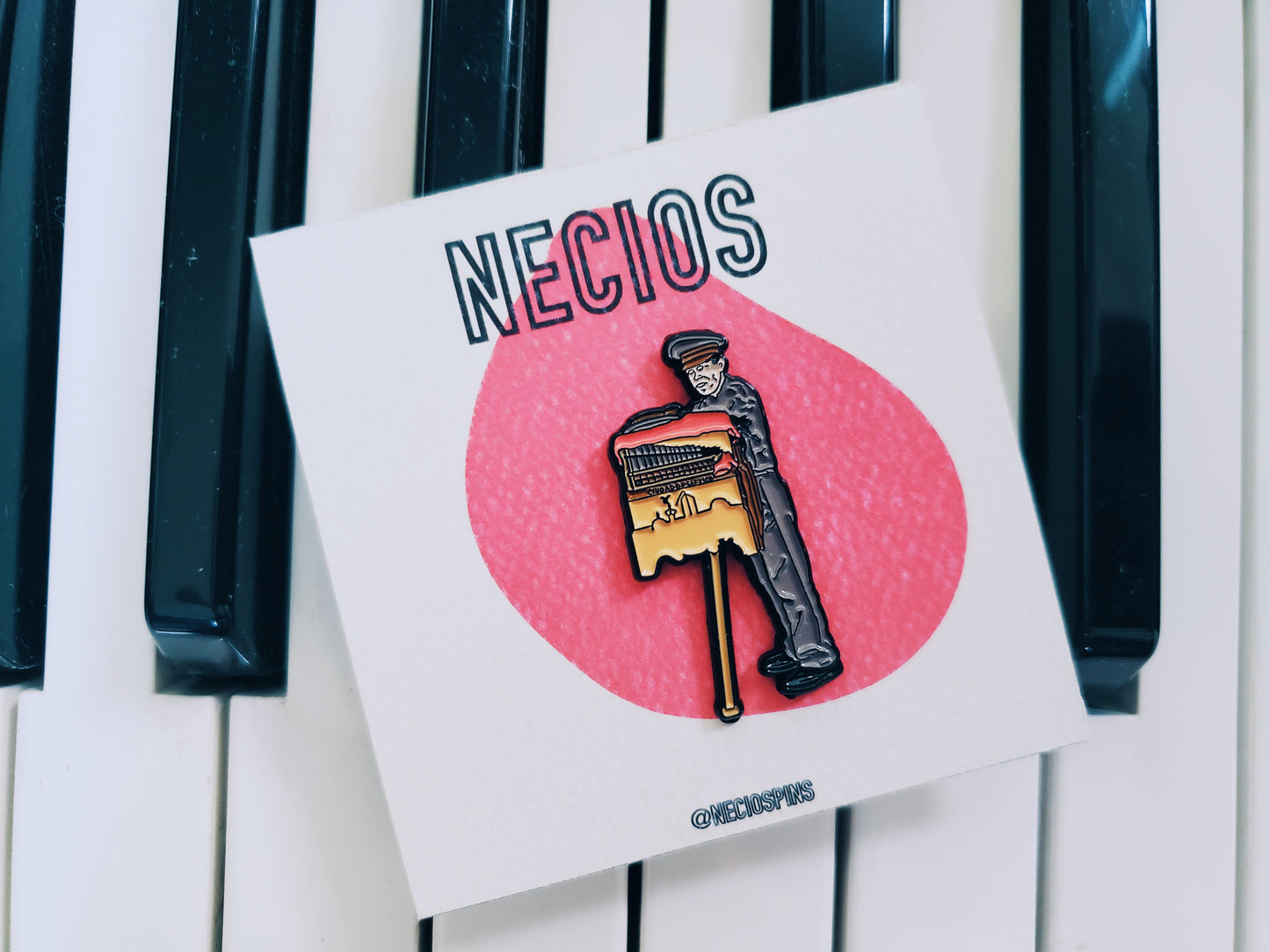 <transcy>Pin "El Organillero"</transcy>